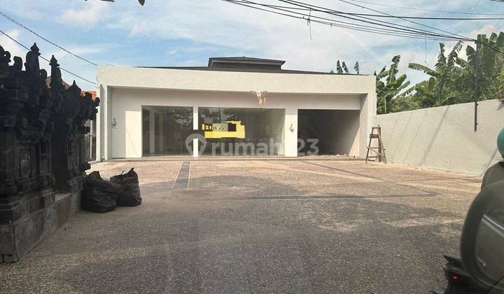 Shop For Rent In Main Road Seminyak Ruang Usaha 1