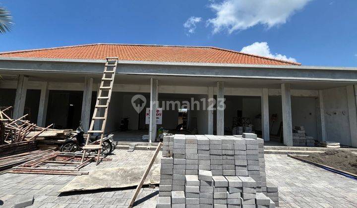 High Exposure Two Storey Shop In Canggu With Parking Lot 1