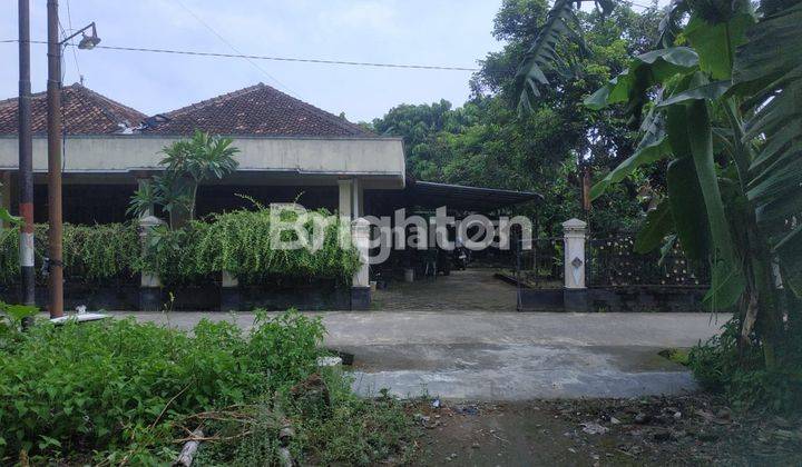 RUMAH BESAR ASRI BANGUNTAPAN BANTUL CARPORT 1