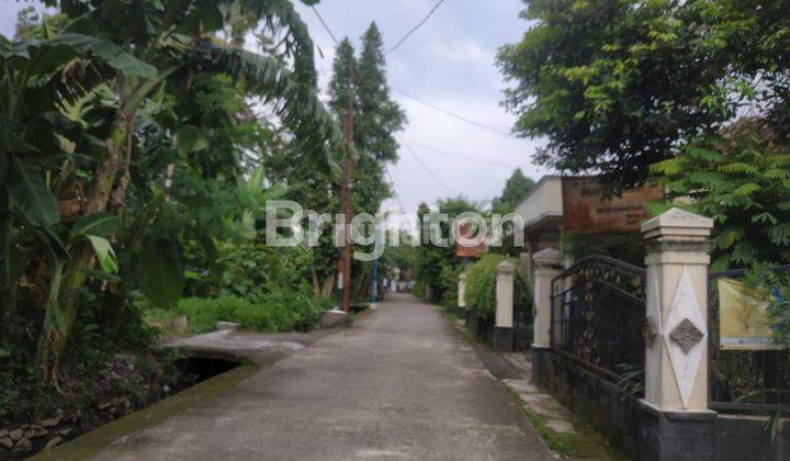 RUMAH BESAR ASRI BANGUNTAPAN BANTUL CARPORT 2