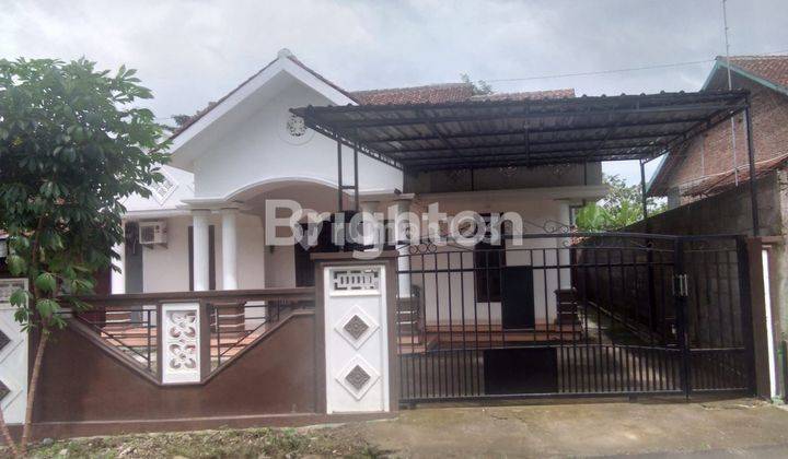 RUMAH ASRI BOJA TAMAN LUAS CARPORT 4-5 MOBIL 1