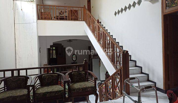 Rumah 2 lantai di menteng.lokasi strategis.bebas banjir.harga nego sampai deal 1