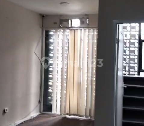 Ready-to-Live-in Shop House on H Nawi Street. Near MRT. Flood-Free. 2