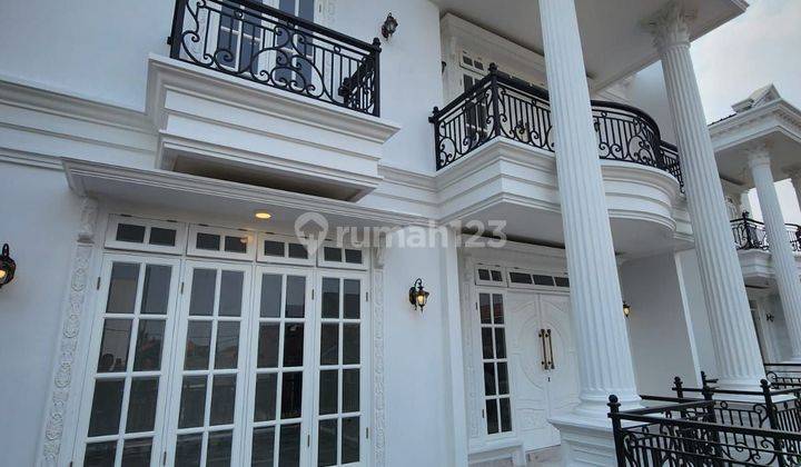 BRANDNEW WHITE CLASSIC HOUSE 3 LANTAI PLUS LIFT 1