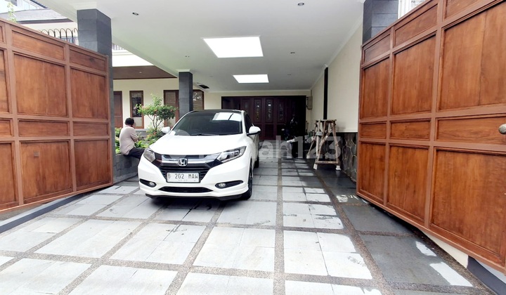 Dijual Rumah Mewah Full Renovasi Area Strategis Aman & Nyaman