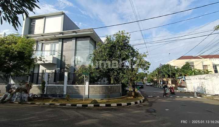 For Sale Modern Minimalist Corner House in Pulomas Area, Size 192m² 2