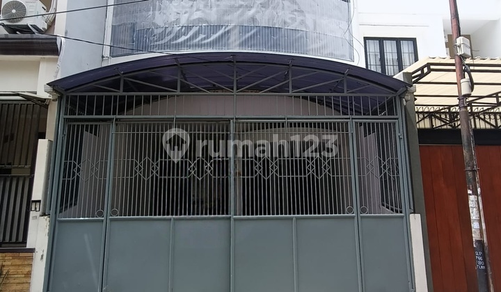 Jual Cepat!! Rumah di Tomang Ex Kantor, Cocok Utk Tempat Tinggal dan Bangun Kos2an, 3 Lantai, Lokasi Strategis, Nego Sampai Jadi!!!
