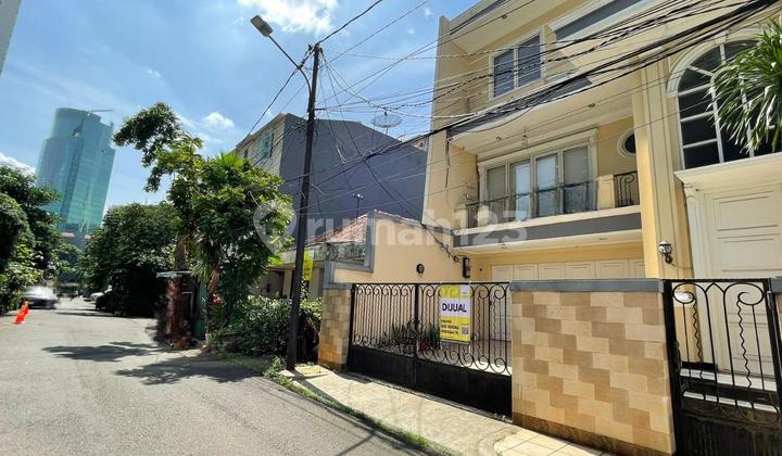 House for sale, great for boarding house investment in Setiabudi, South Jakarta. 2