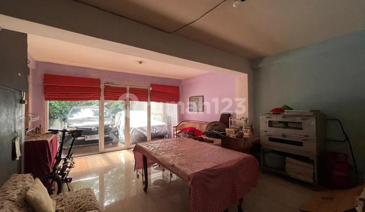 Jual Rumah Asri di Jl Iskandarsyah, Kebayoran Baru.