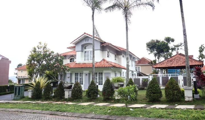 Jual Villa siap huni di Puncak, 5 KT, Private pool Jual Villa siap huni di Puncak, 5 KT, Private pool