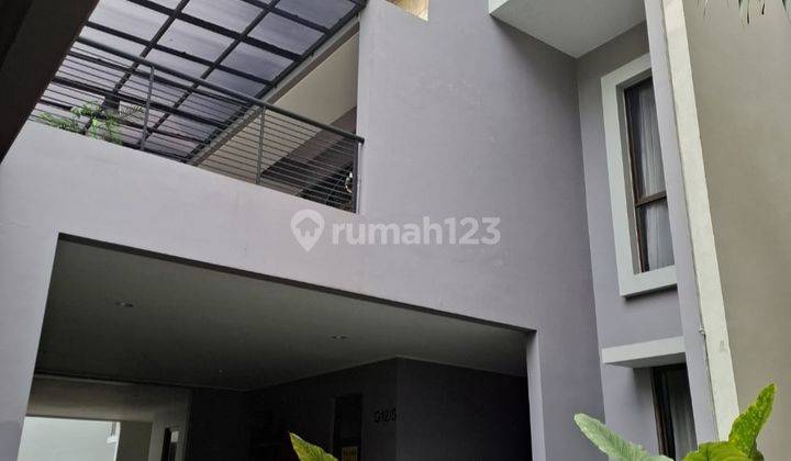 Rumah 3 Lantai Terawat Siap Huni Halaman Cantik di Bsd Foresta 1