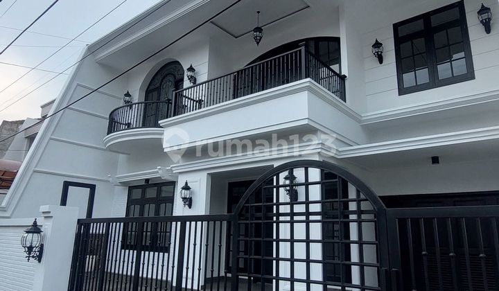 Modern Colonial 2-story house in Manyar Kertoadi Modern Colonial 2-story house in Manyar Kertoadi