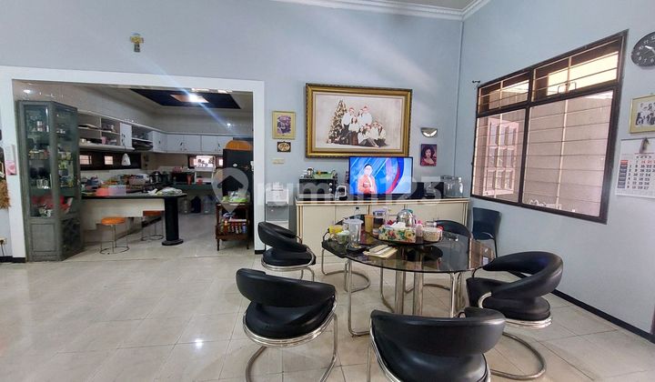 Exceptional! Manyar Jaya Surabaya East City Center House with Open Concept and Extremely Well-Maintained. 2