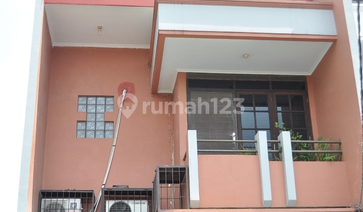 Dijual Rumah Ekslusif di Taman Ratu - Full Furnished, Nyaman untuk Keluarga