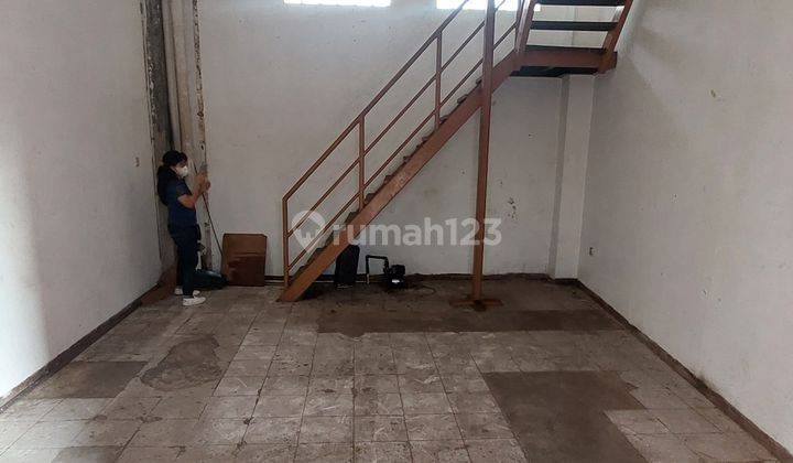 Kios Pinggir Jalan Besar 2 Lantai di Glodok 1