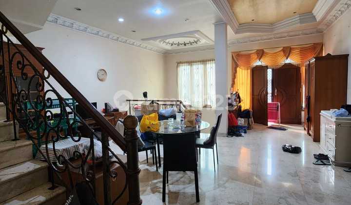 Rumah Sunter 3,5 Lantai Hadap Utara Carport 3 Mobil