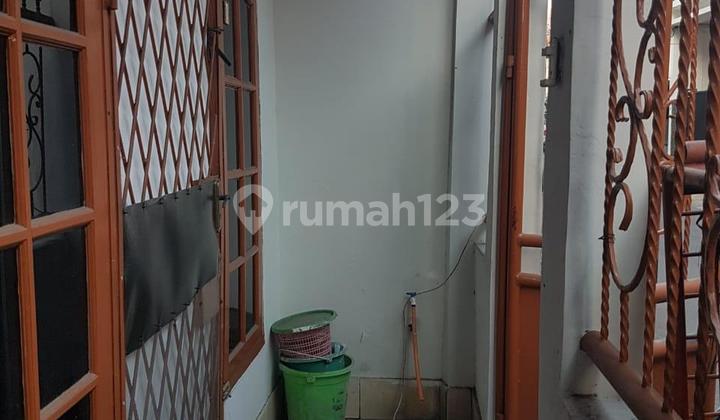 Rumah 2 Lantai Dwiwarna 3 Kamar Tidur 2