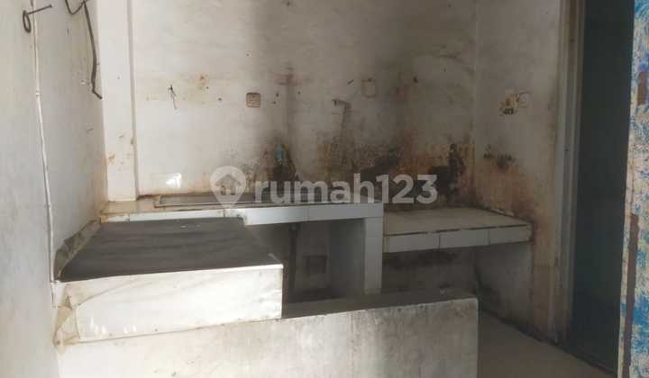 2.5-Storey Shop House in Pademangan by the Roadside 2