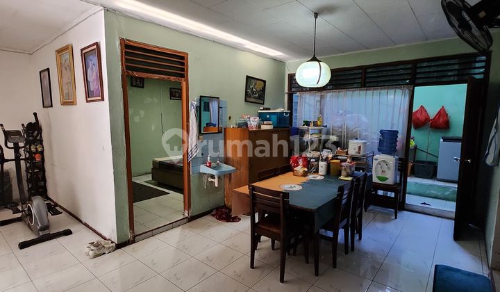 Rumah Keluarga Besar 2 Lantai di Slipi, Dekat Pusat Kota