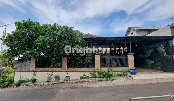 Rumah Pojok Pinggir Jalan 1