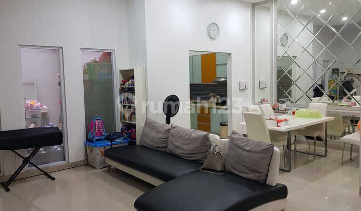 For Sale: Independent House Building in Walet Permai, PIK.