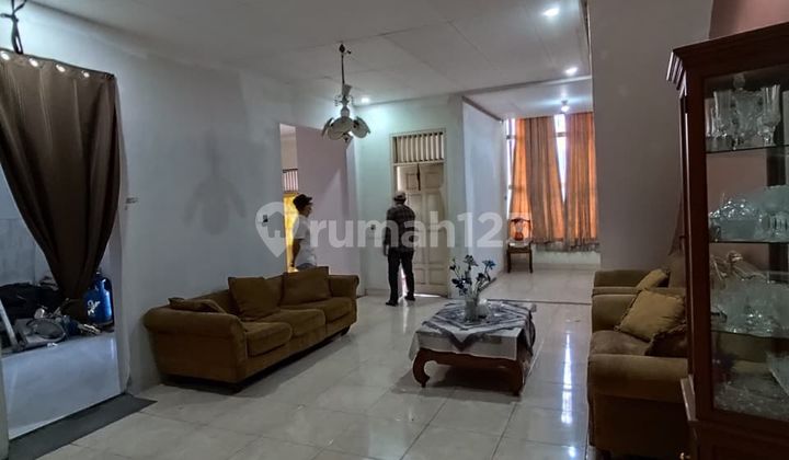 Dijual Cepat Rumah 2 Lantai di Puri Indah dengan Lokasi Strategis.