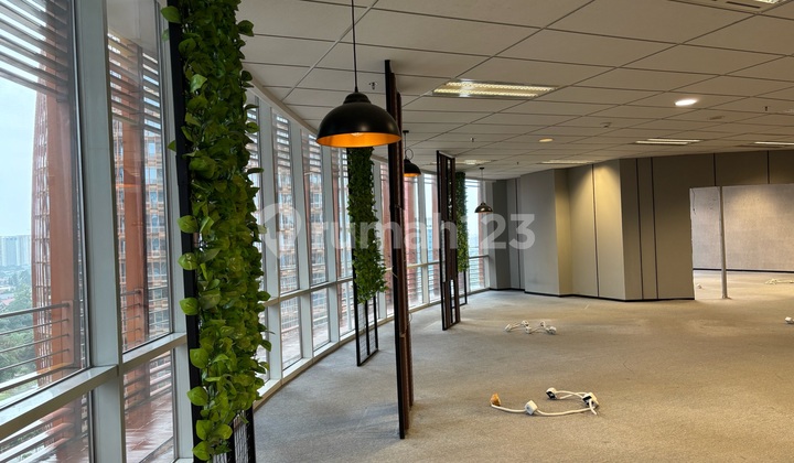 For Rent Office Unit in South Quarter Building Super Strategic Location