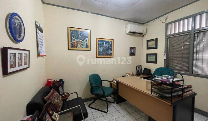 Rumah lama di pondok indah, harga murah , jalan 2 mobil pas, daerah tenang, jarang ada, bisa digunakan untuk kantor 2