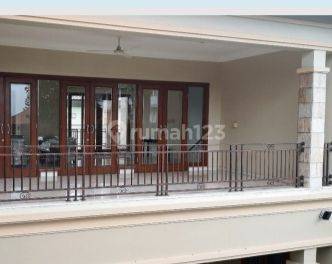 Disewakan Rumah 2 Lantai Semi Furnished SHM di Kemang, Jakarta Selatan 2