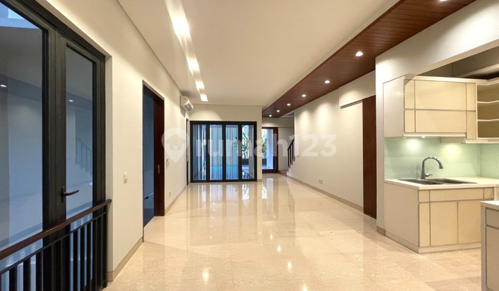 DIJUAL RUMAH DI CILANDAK 3 LANTAI JAKARTA SELATAN