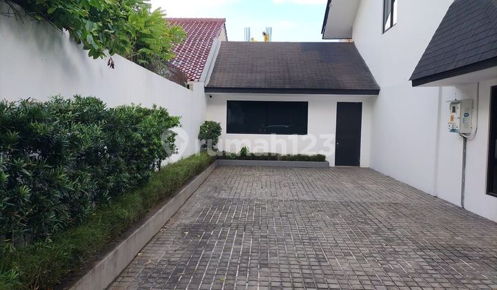 Disewakan Rumah Di Prime Kebayoran Baru, Semi Furnished, Pinggir Jalan 2