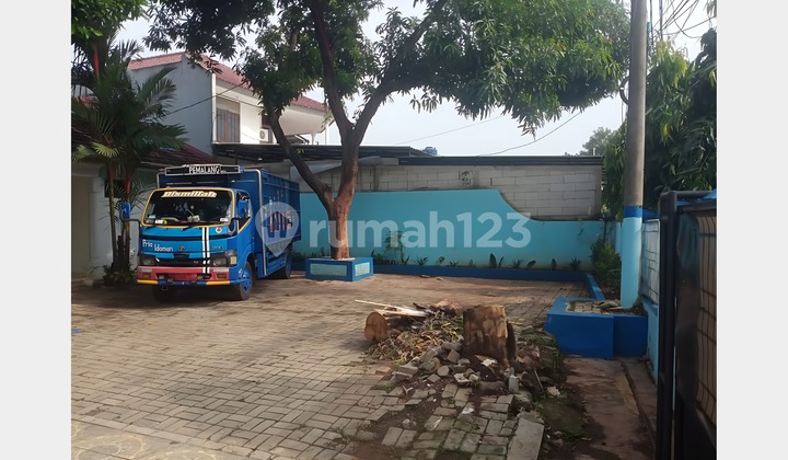 Cipayung House with a Spacious Yard Near LRT and Toll Road, Suitable for an Office 2