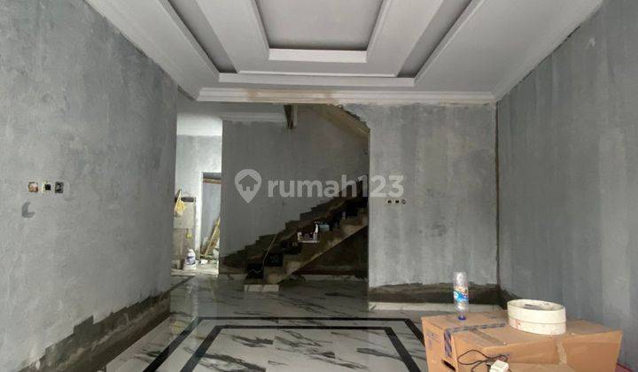 Rumah Cluster 3 Lantai dengan Rooftop Kondisi Baru, 70% Jadi 2