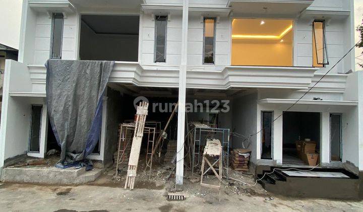 Rumah Cluster 3 Lantai dengan Rooftop Kondisi Baru, 70% Jadi 1