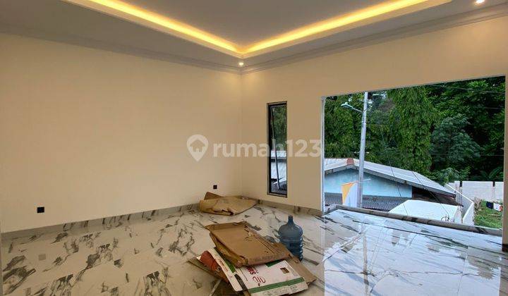 Rumah Cluster 3 Lantai dengan Rooftop Kondisi Baru, 70% Jadi 2