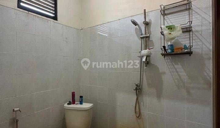 Rumah SHM 2 Lantai Semi Furnished Murah Strategis di Depok 2