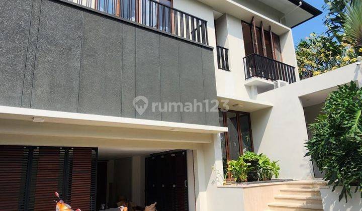 Rumah Mewah 2 Lantai Sudah Renovasi Siap Huni dengan Kolam Renang 2