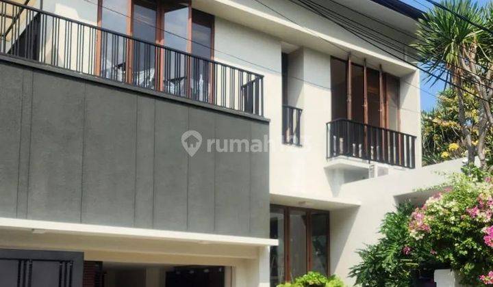 Rumah Mewah 2 Lantai Sudah Renovasi Siap Huni dengan Kolam Renang 1