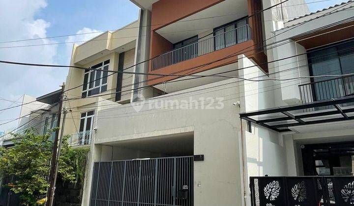 Turun Harga! Rumah 4 Lantai Semi Furnished Siap Huni Strategis 2