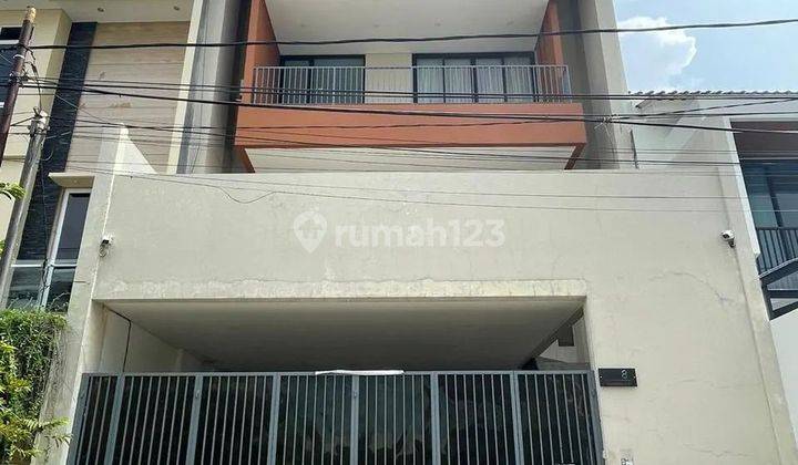 Turun Harga! Rumah 4 Lantai Semi Furnished Siap Huni Strategis 1