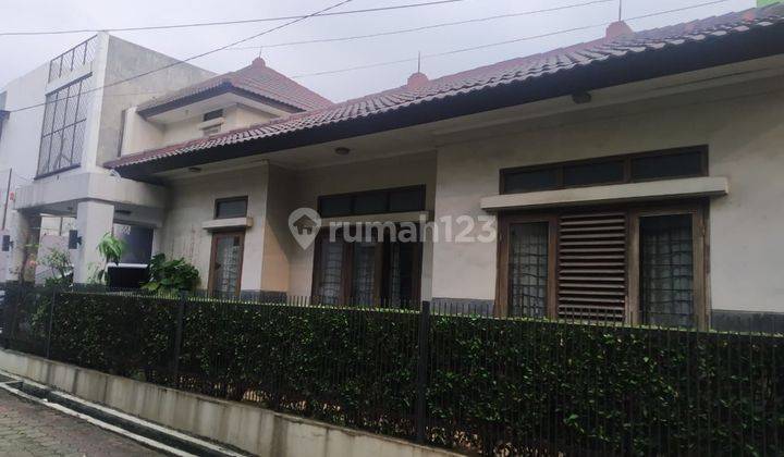 Rumah 2 Lantai Semi Furnished Siap Huni Strategis Kondisi Bagus 1