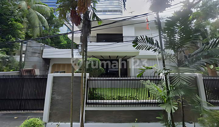 Rumah Bagus Kuningan Halaman Luas Siap Huni dengan Kolam Renang