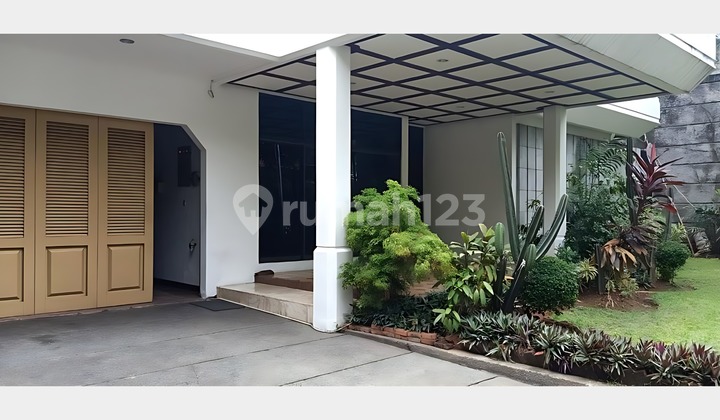 Nice Kuningan House, Spacious Yard, Ready to Live In with Swimming Pool 2