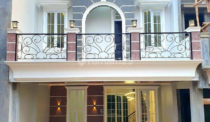 Rumah Exclusive Townhouse 2 Lantai Strategis Murah Bebas Banjir 1