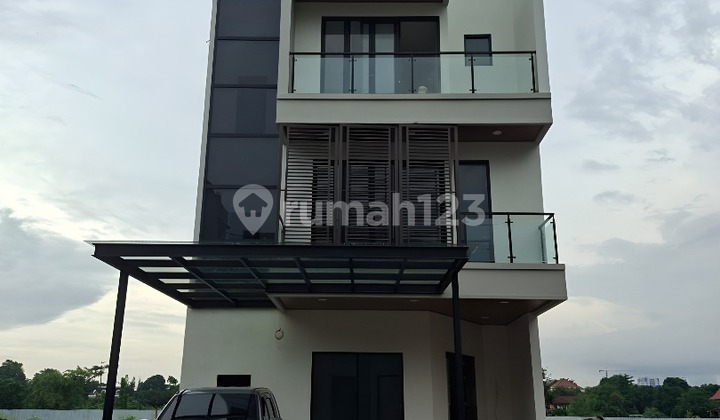 Rumah Baru Cluster Cilandak Timur 4 Lantai dengan Rooftop Cabin