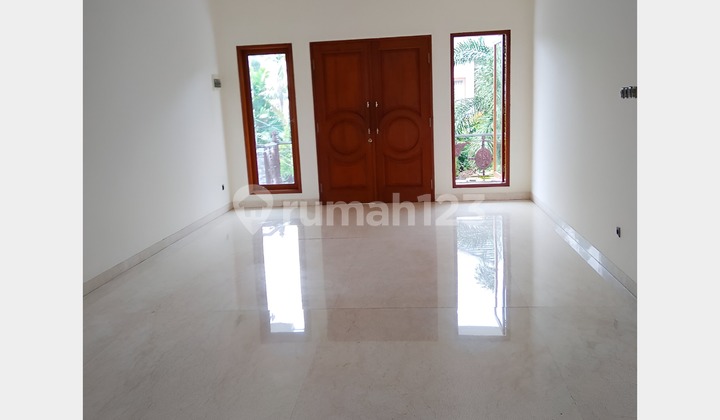 Rumah Bagus Luas Semi Furnished Pejaten Barat dengan Kolam Renang 2