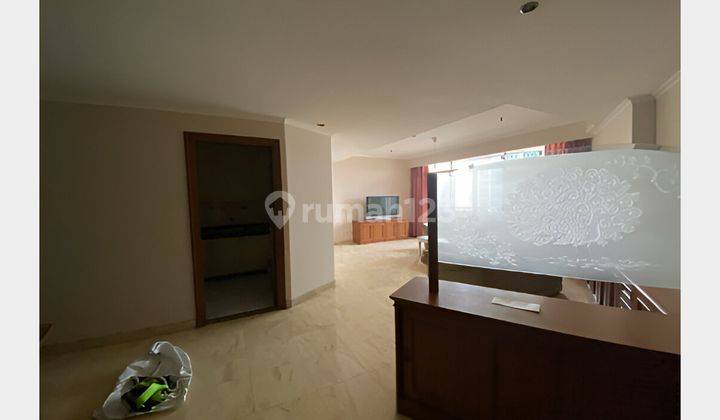 Apartemen Slipi 3 BR Luas Furnished Siap Huni Murah di Bawah NJOP 2