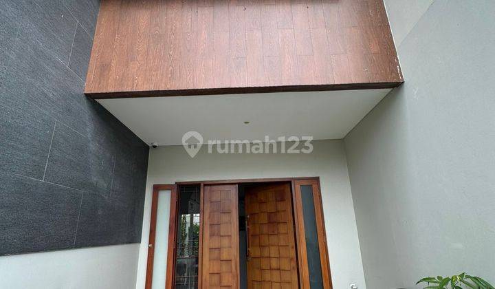 Rumah Bagus Mewah 3 Lantai High Ceiling Semi Furnished Siap Huni 2