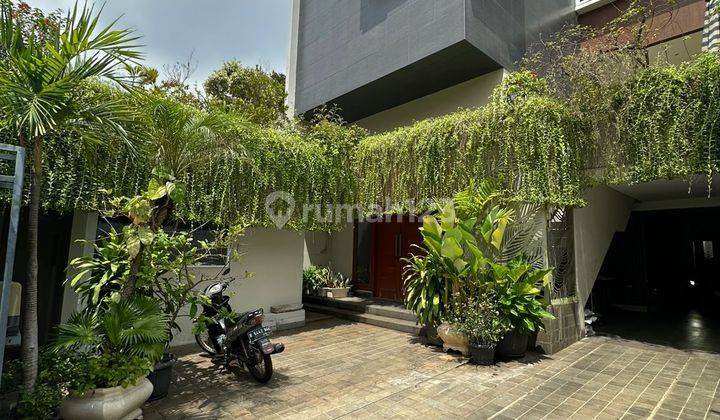 Rumah Bagus Mewah 3 Lantai High Ceiling Semi Furnished Siap Huni 1