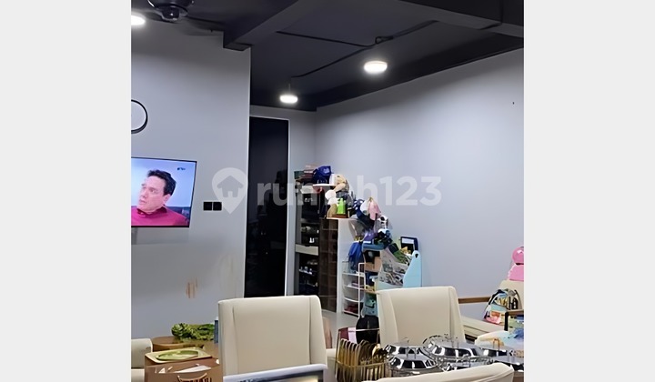 Good Ready-to-Use 3-Story Ruko in Pasar Rebo, Free AC and Goods Lift. 2
